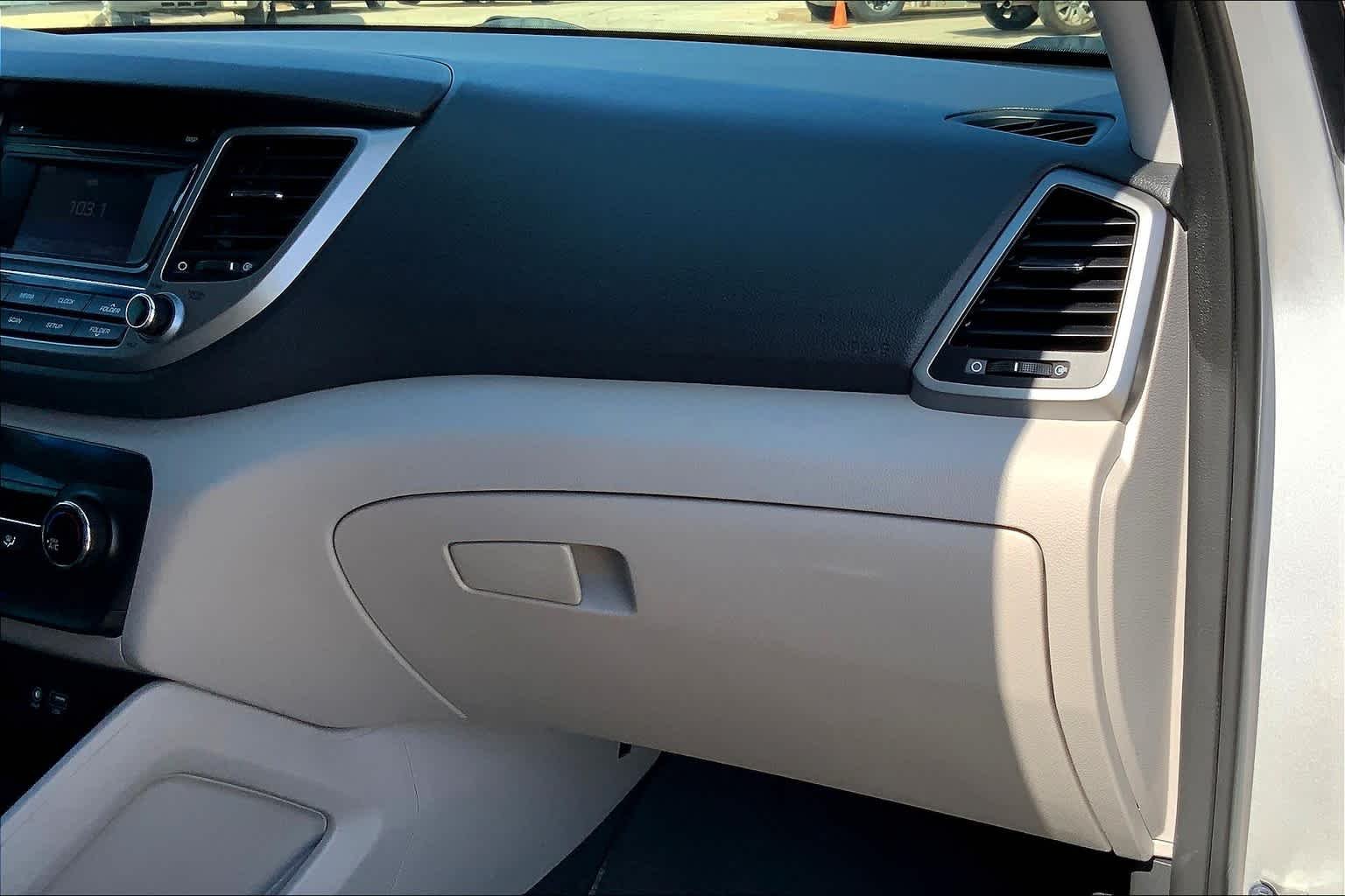 Used 2018 Molten Silver Hyundai SE image 18