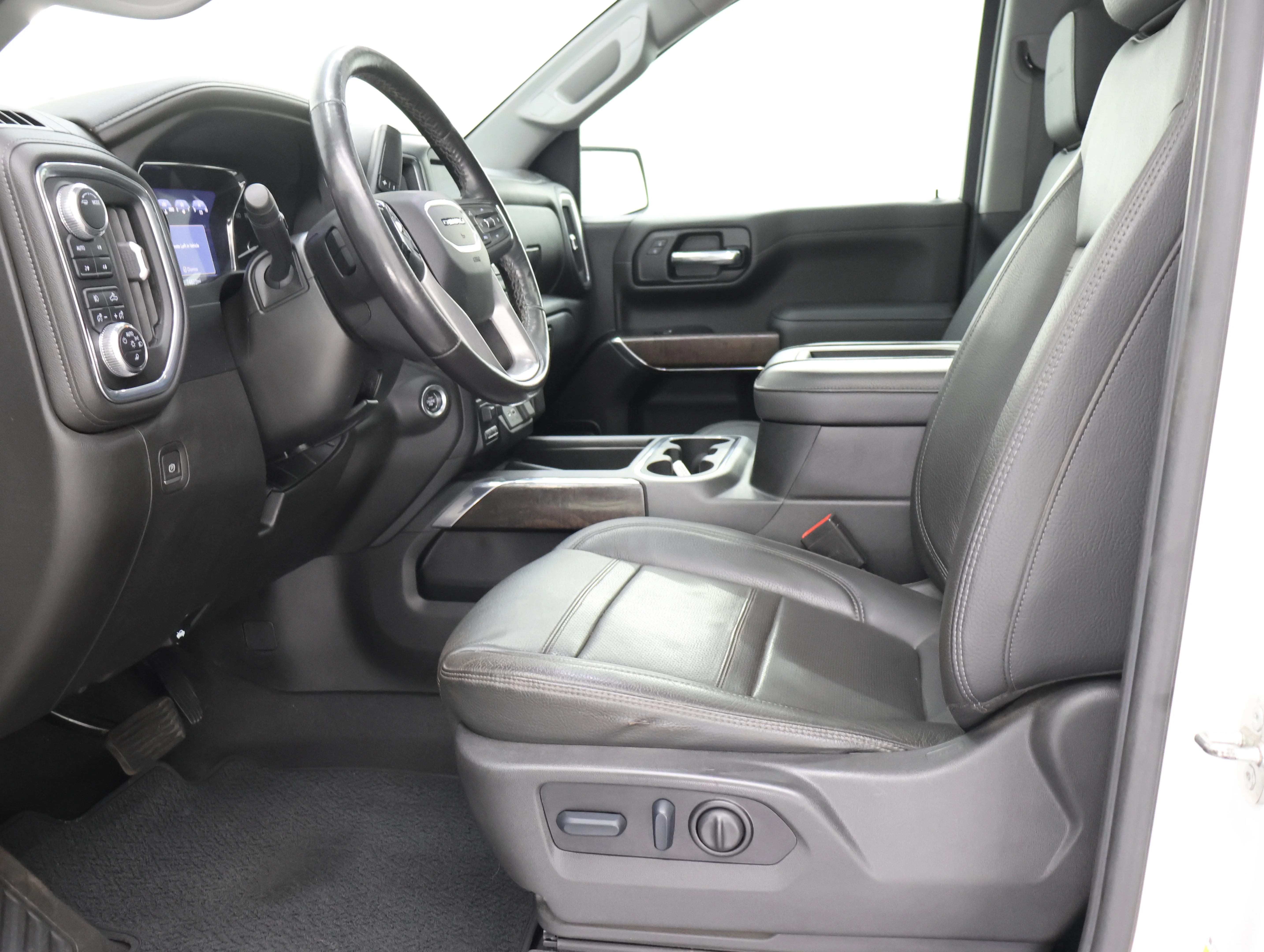 Used 2022 White Frost Tricoat GMC Denali image 8