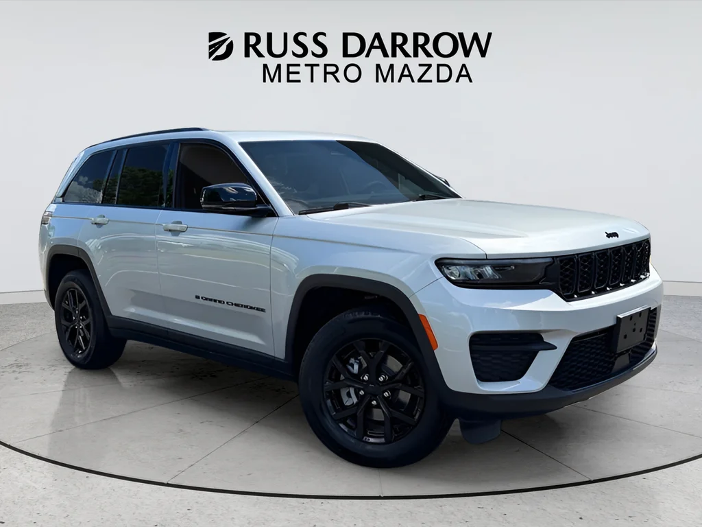 Used 2025 Silver Jeep Altitude image 7