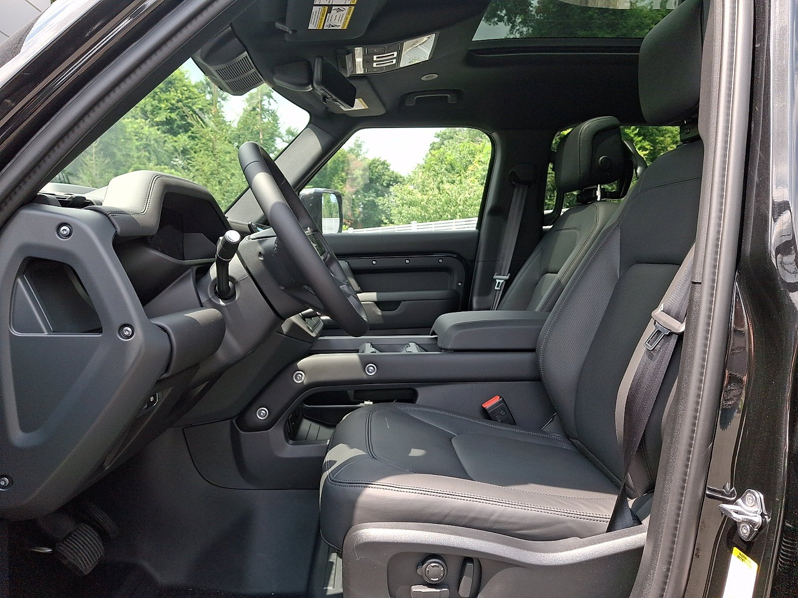 New 2026 Santorini Black Land Rover X-Dynamic SE image 9