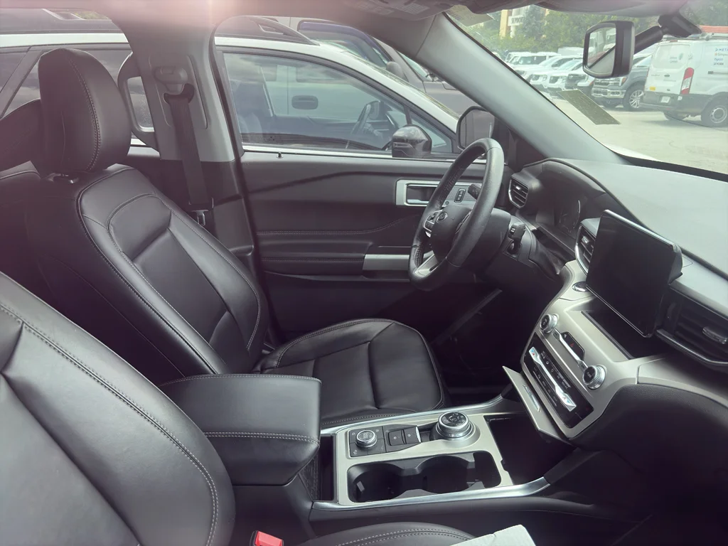 Used 2023 Agate Black Metallic Ford XLT image 4
