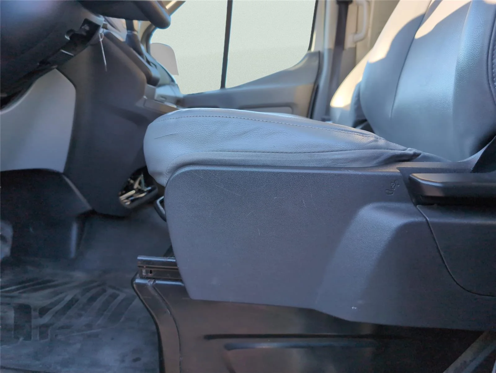 Used 2017 Oxford White Ford T-250 130 Low Rf 9000 GVWR Swing-Out RH Dr image 19