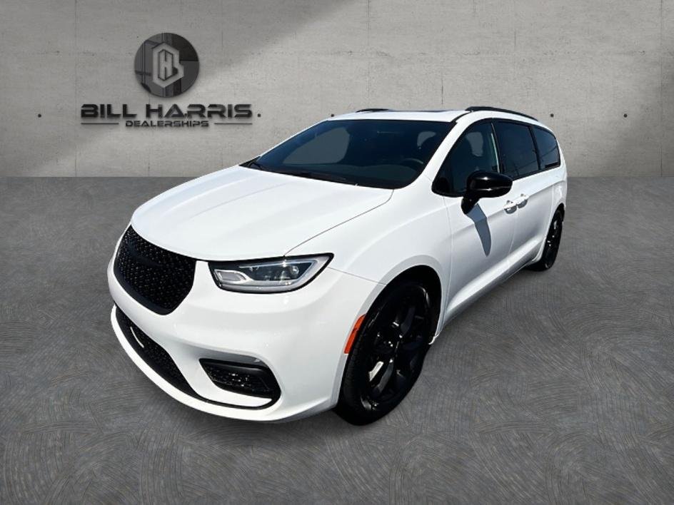 2024 Chrysler Pacifica Touring L's photo