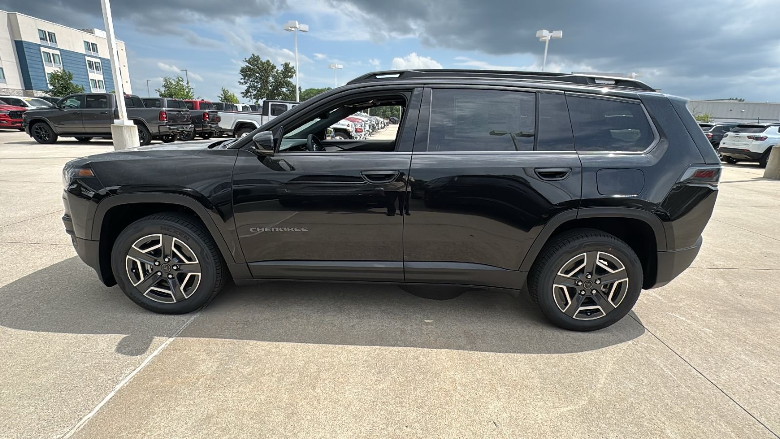 New 2026 Diamond Black Crystal Pearl-Coat Exterior Paint Jeep Limited image 7