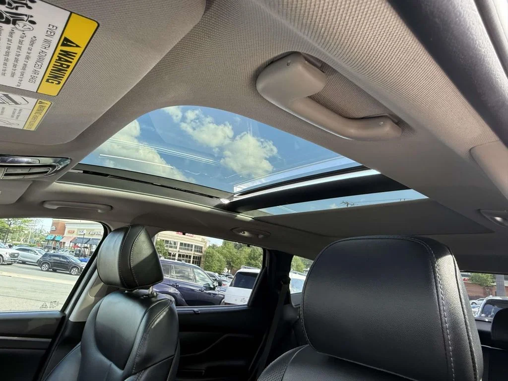 Used 2023 Silver Hyundai SEL image 4
