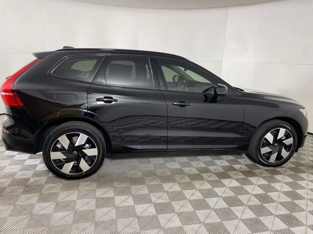 Certified Used 2025 Onyx Black Metallic Volvo Plus image 13