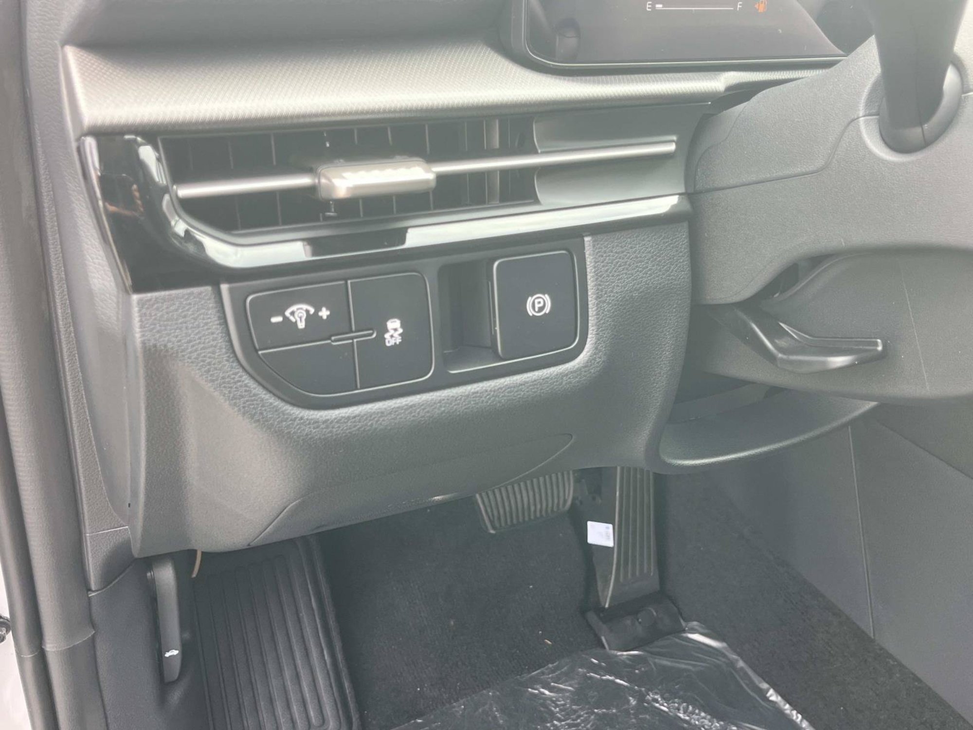 New 2027 Glacial White Pearl Kia LX image 23