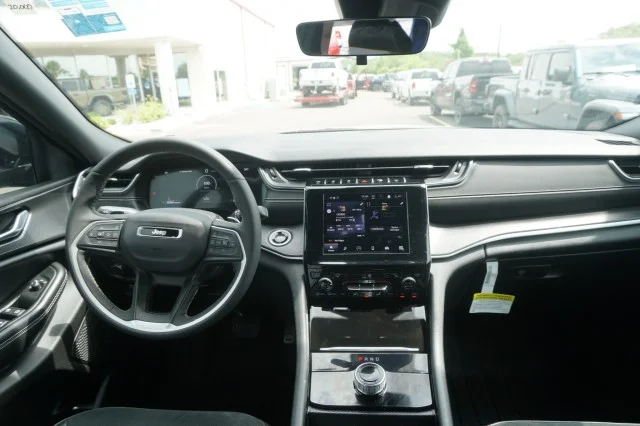 Used 2025  Jeep Laredo X image 25