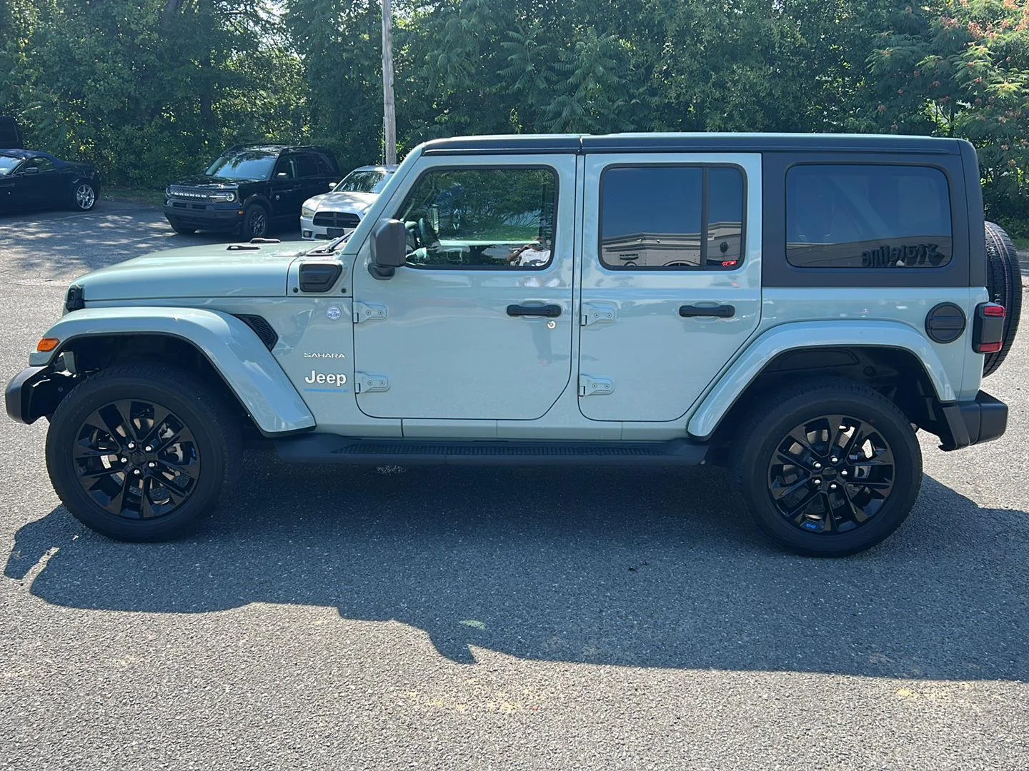 Used 2023 Earl Clearcoat Jeep Sahara image 2