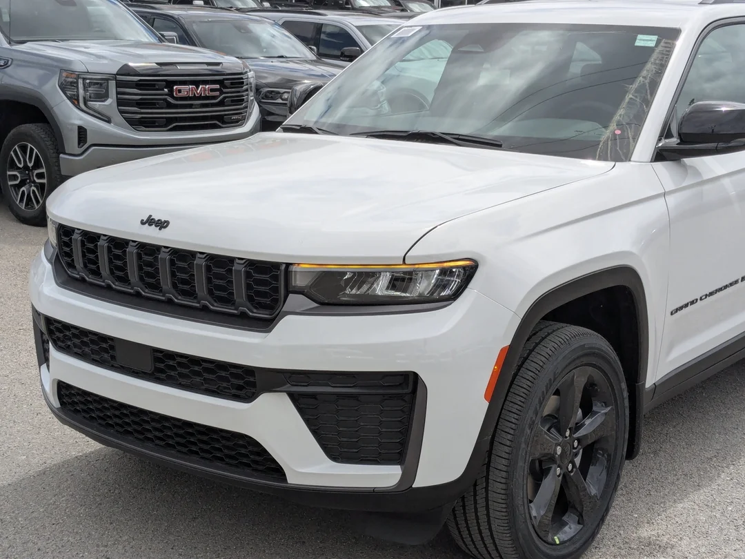 New 2026 White Jeep Altitude - - 4x4 - 20 Gloss Black Wheels - Remote Start - Capri Leatherette & More! image 10