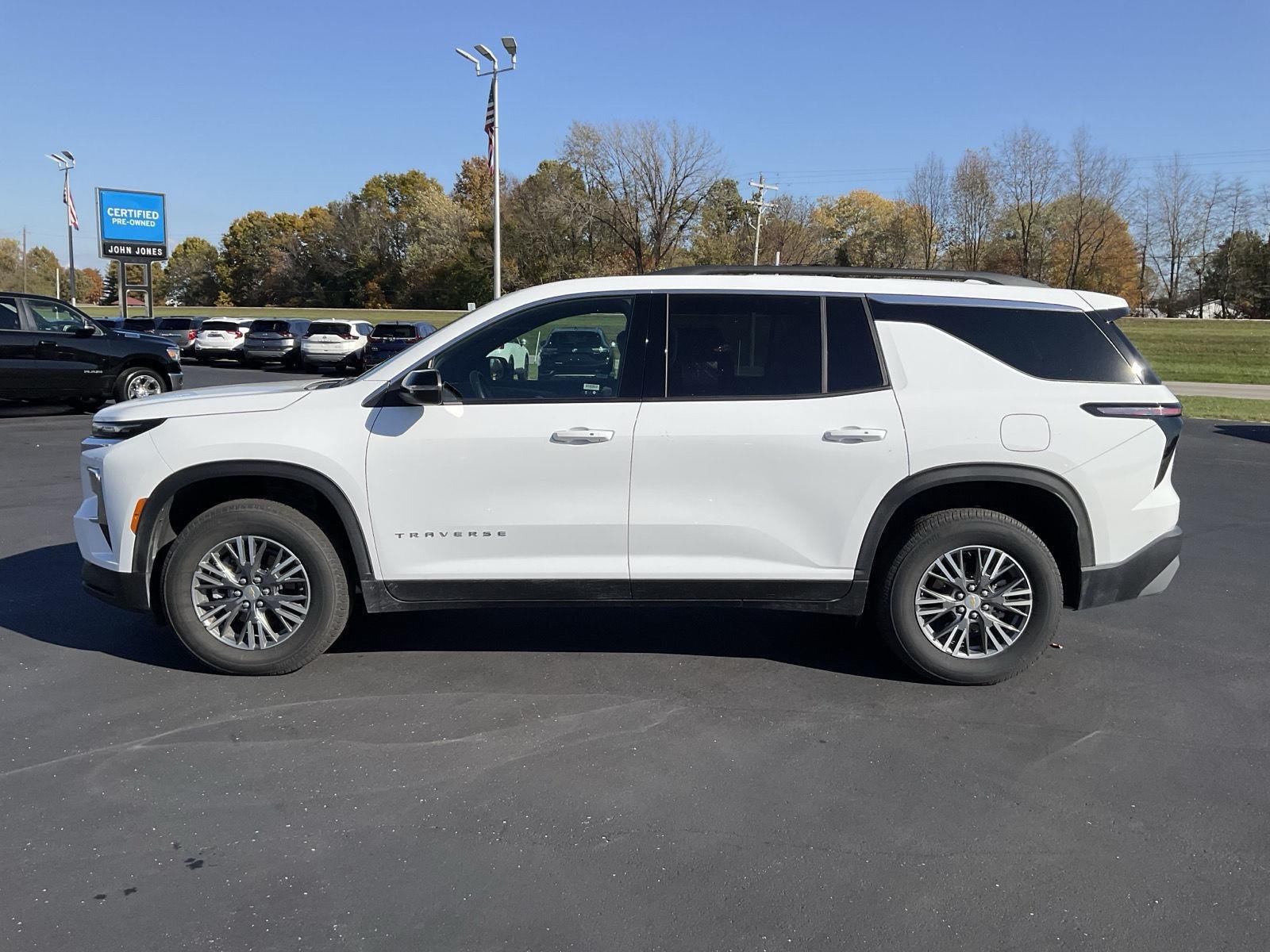 2025 Chevrolet Traverse photo 3