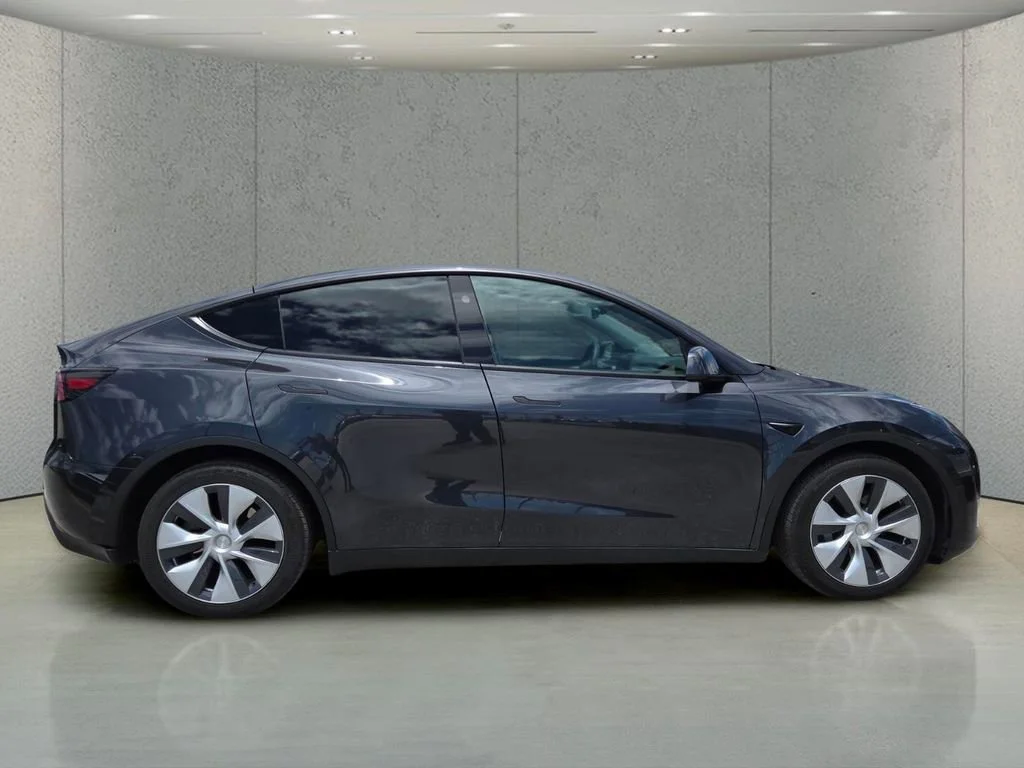 Used 2024 Tesla Model Y Long Range with VIN 7SAYGDED8RF038093 for sale in Fort Pierce, FL