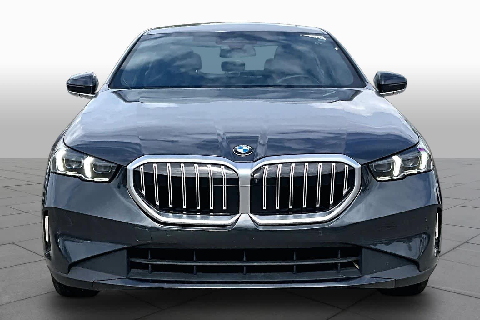 Used 2025 Dark Graphite Metallic BMW 530i image 4