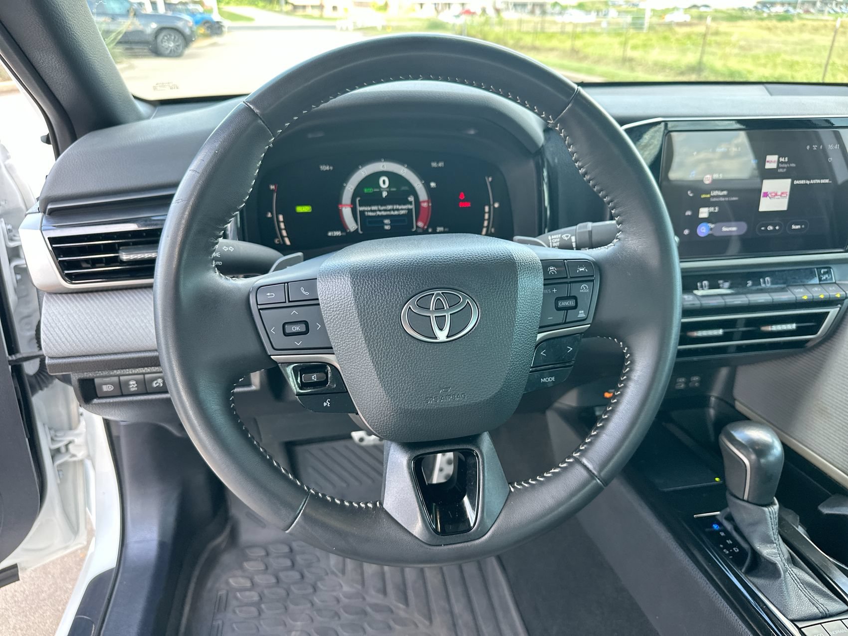 Used 2025 Ice Toyota SE image 14