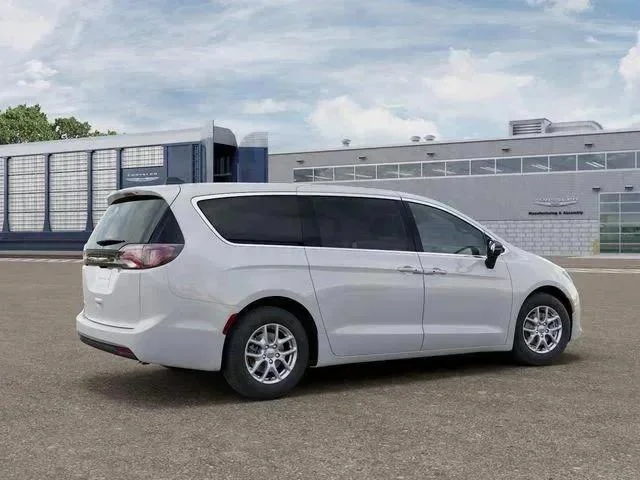 2026 Chrysler Voyager LX - Photo 6