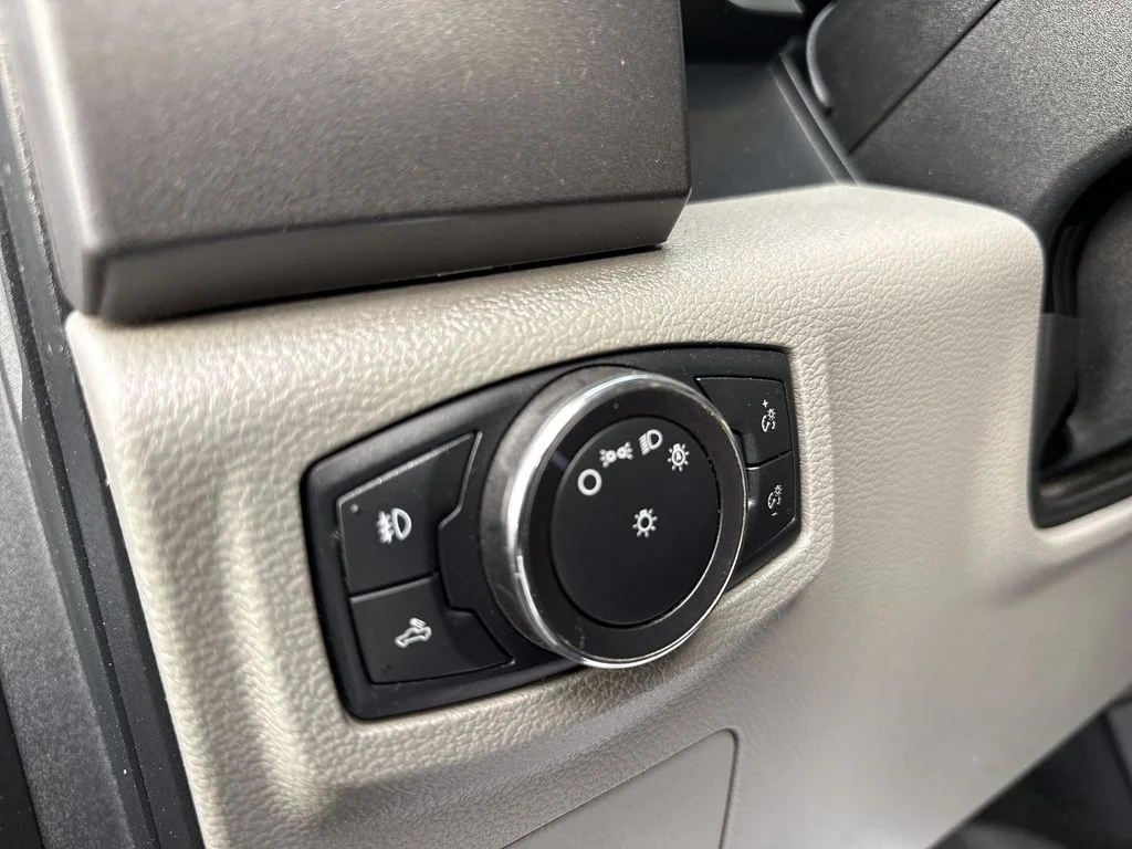 Used 2015 Ingot Silver Ford XLT image 25