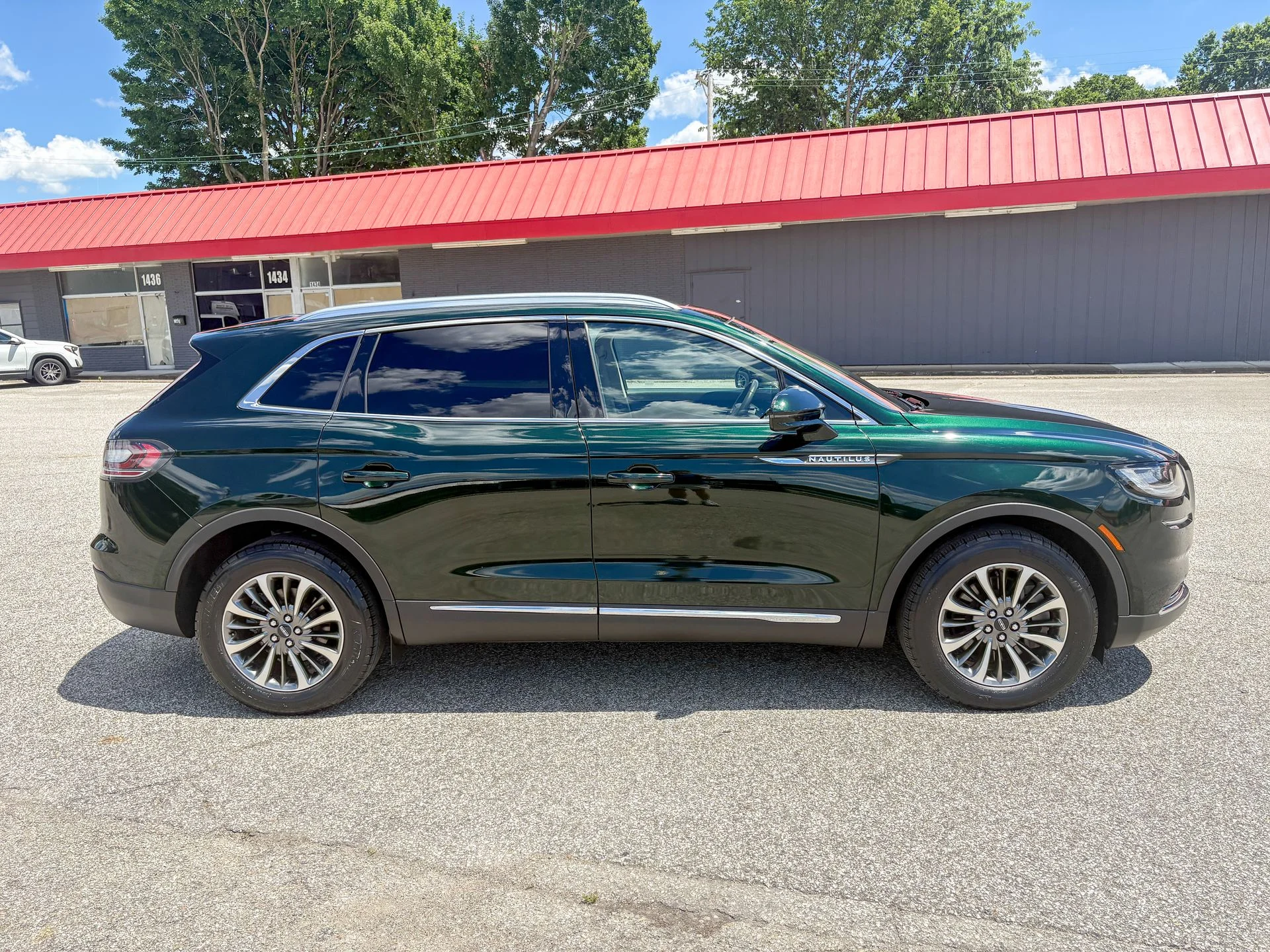 Used 2021 Green Lincoln Reserve image 18