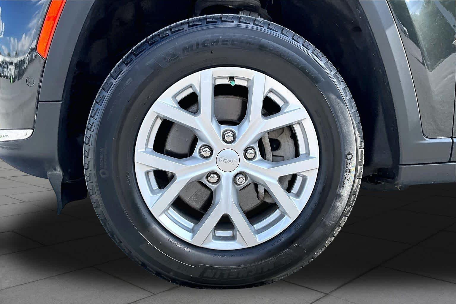 Used 2023 Rocky Mountain Pearlcoat Jeep Limited image 11