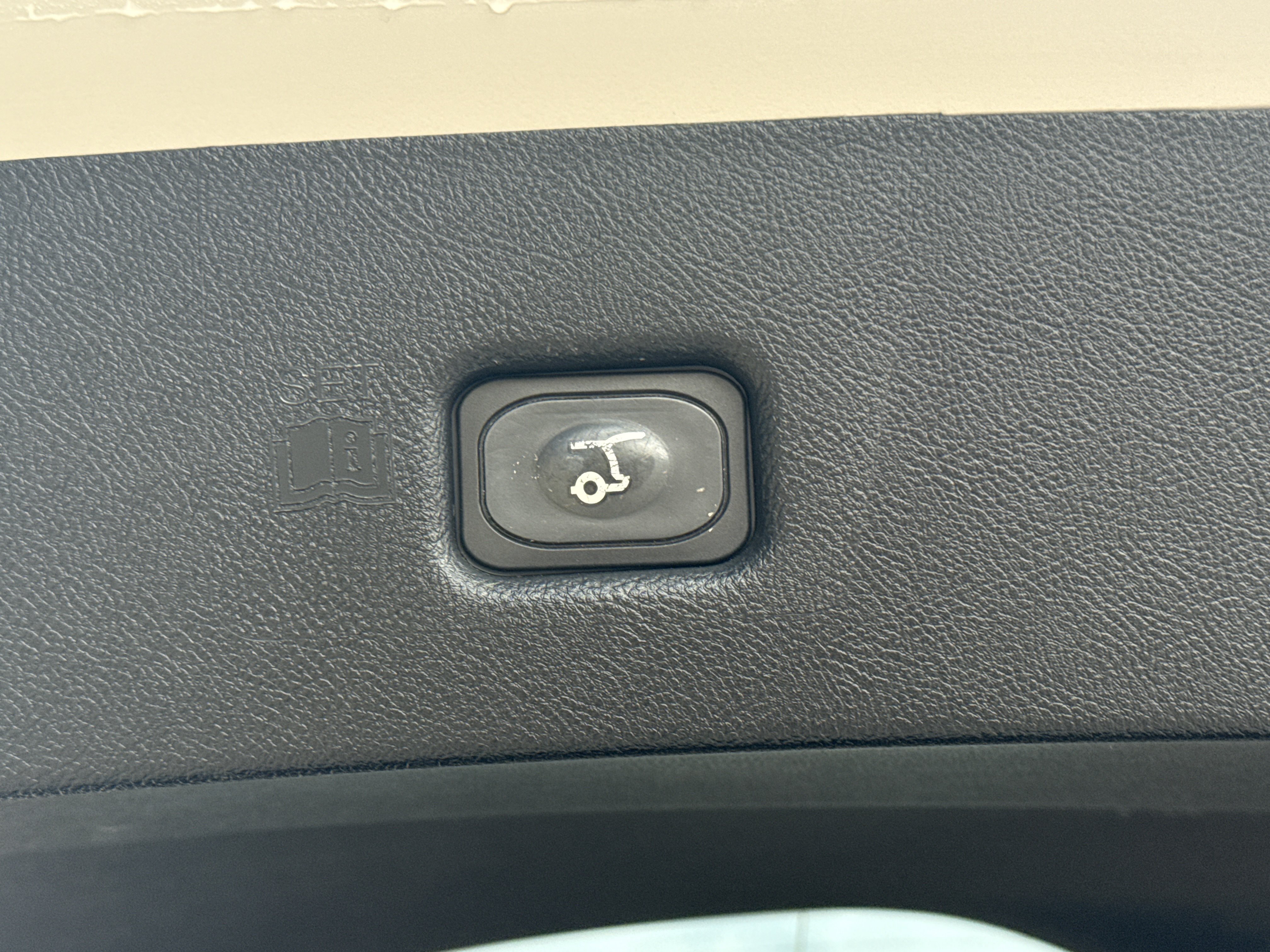 Used 2022 Silver Lincoln Standard image 11