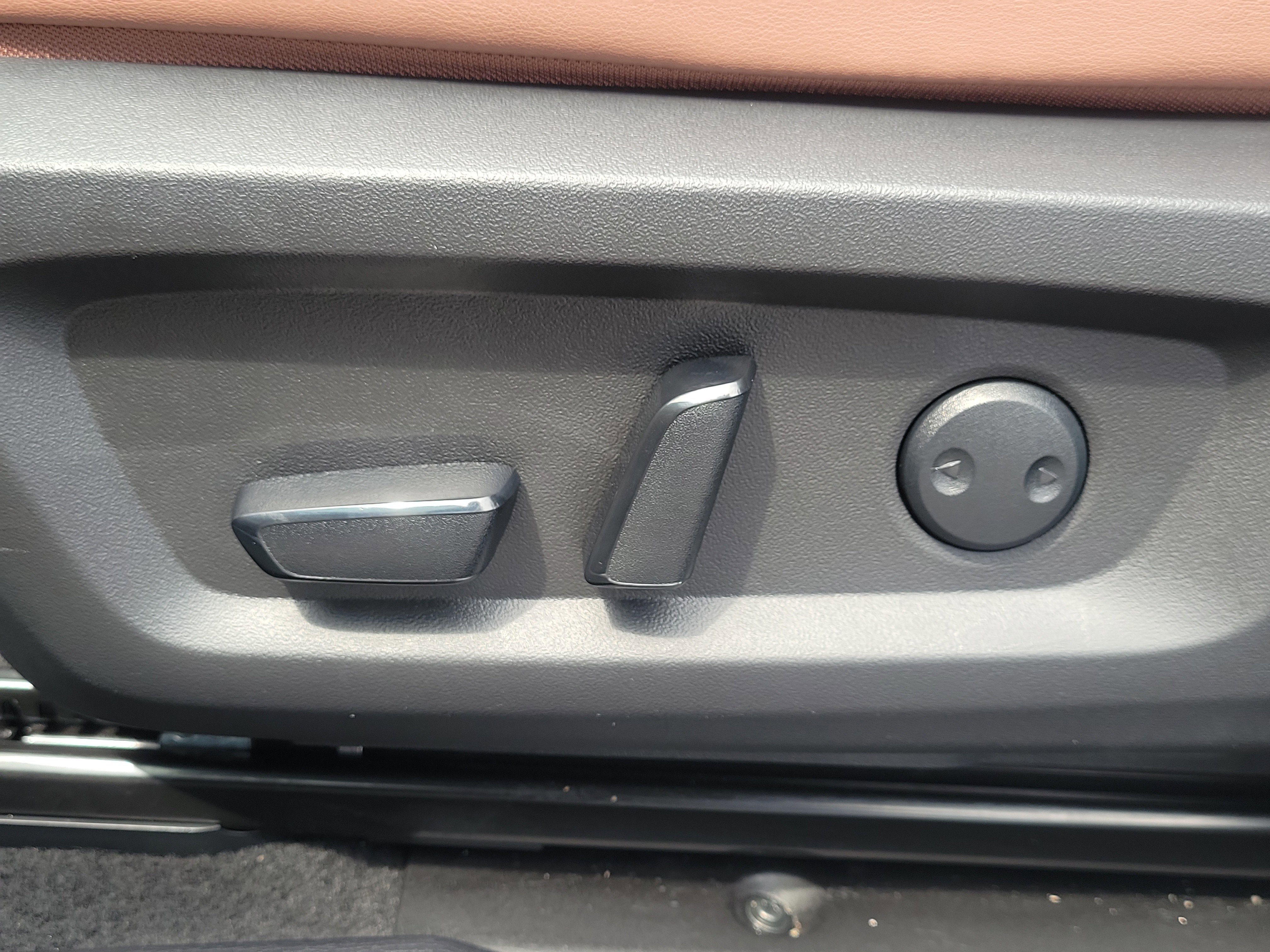 Used 2025 Moonstone Gray/Black Roof Mitsubishi SEL image 25