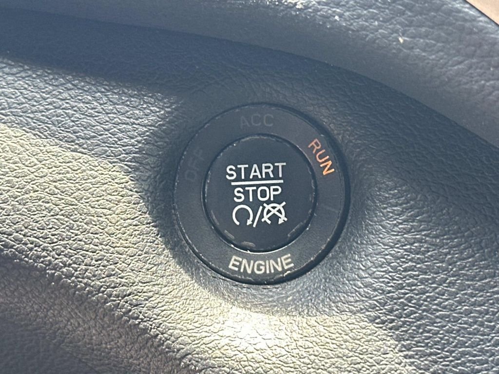 Used 2016 Green Jeep Limited image 25