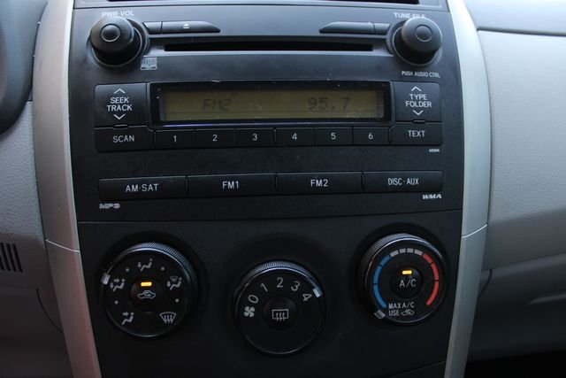 Used 2009 Silver Toyota LE image 10