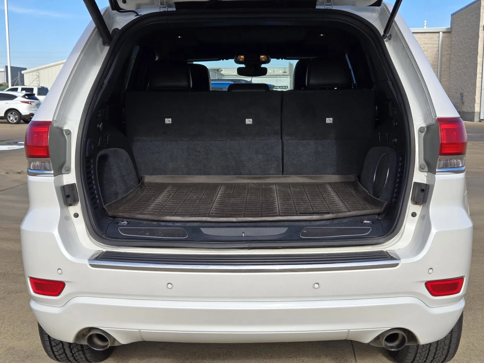 Used 2017 Ivory 3-Coat Jeep Overland image 12
