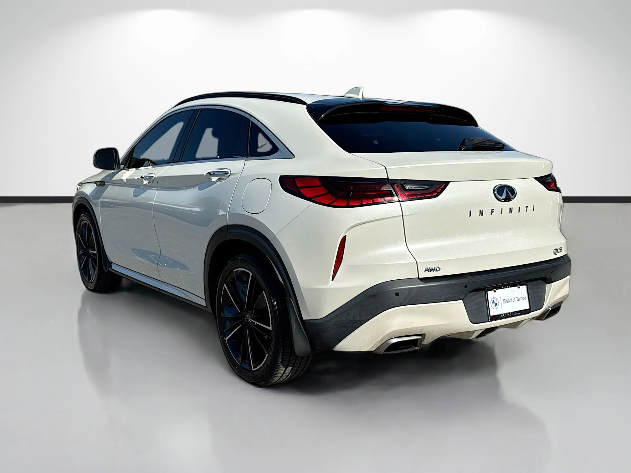 Used 2022 Majestic White INFINITI LUXE image 5
