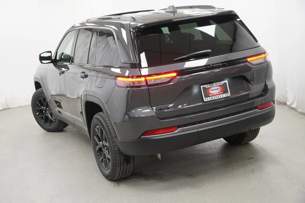 New 2026 Baltic Gray Metallic Clear-Coat Exterior Paint Jeep Laredo Altitude image 11
