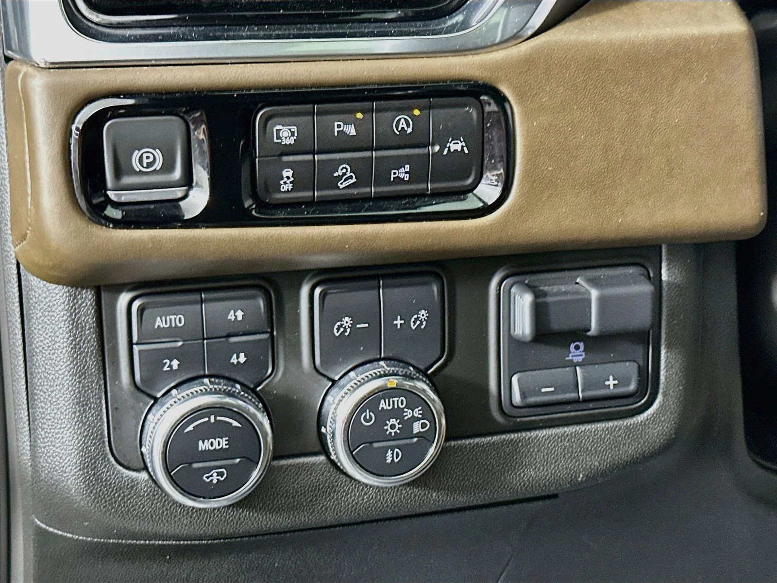 Used 2025 White GMC Denali Ultimate image 11