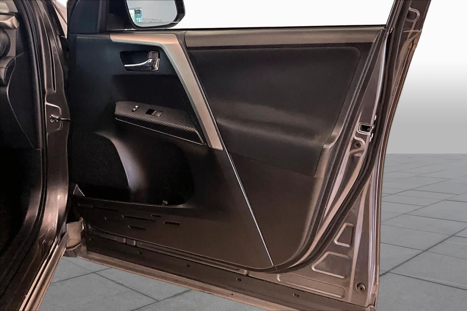 Used 2015 Magnetic Gray Metallic Toyota XLE image 21