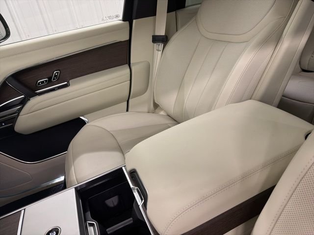 New 2026 Eiger Grey Land Rover SE image 36