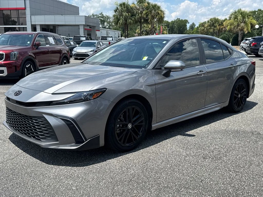 Used 2025  Toyota SE image 7