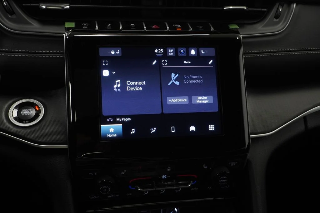 New 2026 Diamond Black Crystal Pearlcoat Jeep Laredo image 23