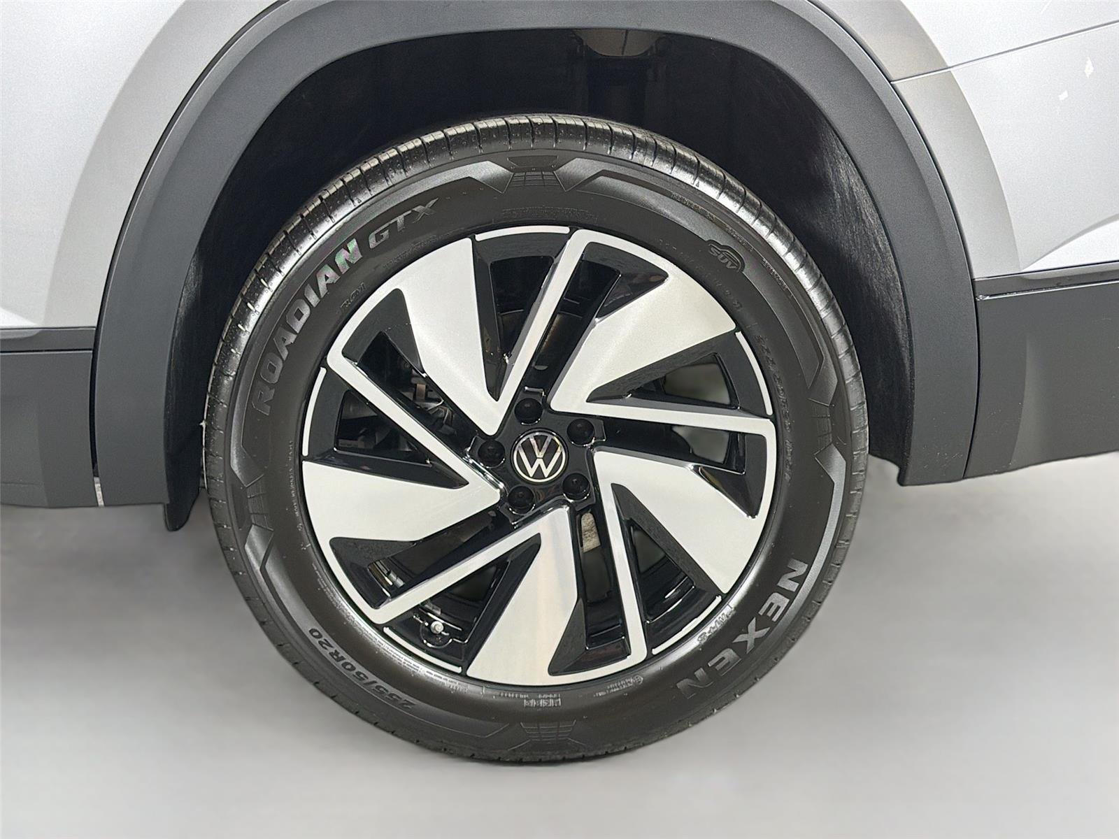New 2026 Silver Mist Metallic Volkswagen 2.0T SE w/Technology image 30