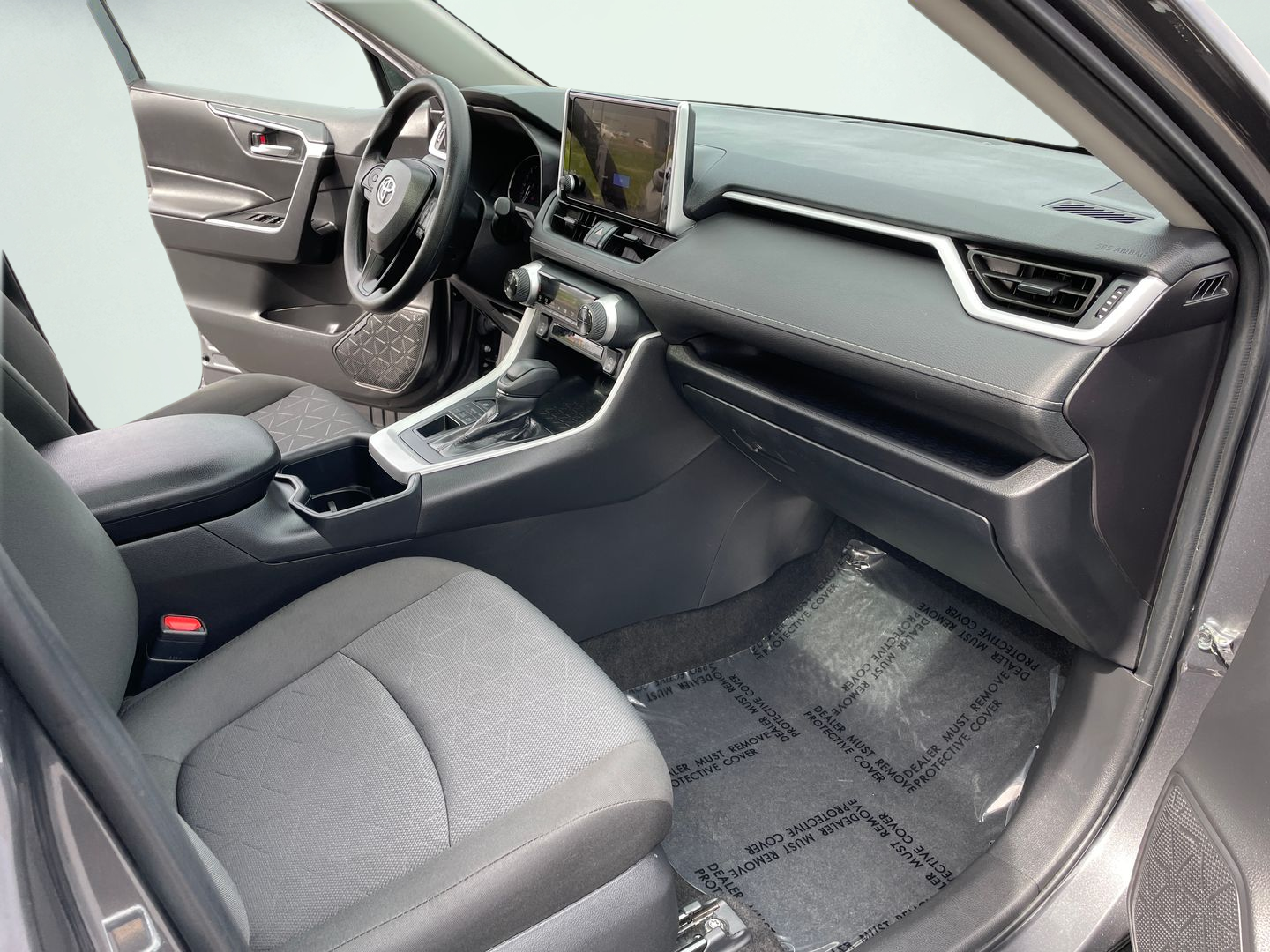 2025 Toyota RAV4 XLE - Photo 18