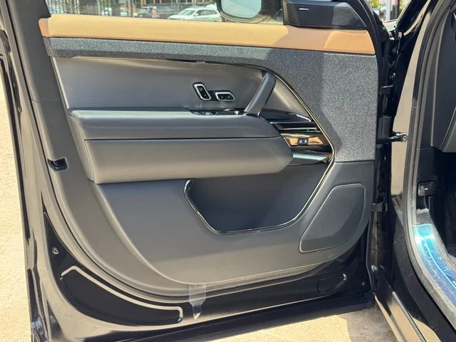 New 2026 Santorini Black Land Rover Dynamic SE image 13