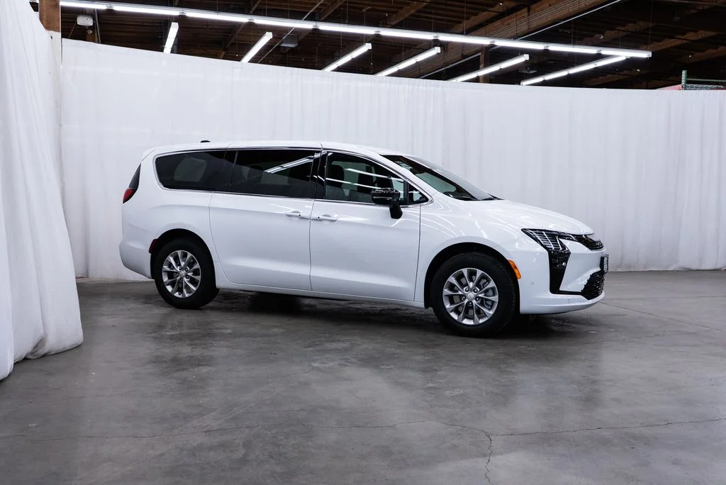 2027 Chrysler Pacifica Select AWD's photo
