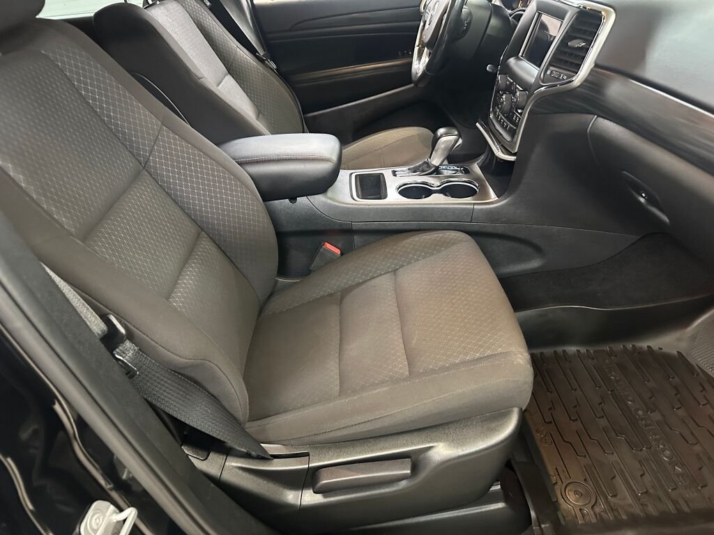Certified Used 2020 Diamond Black Crystal Pearl Coat Jeep Laredo E image 30