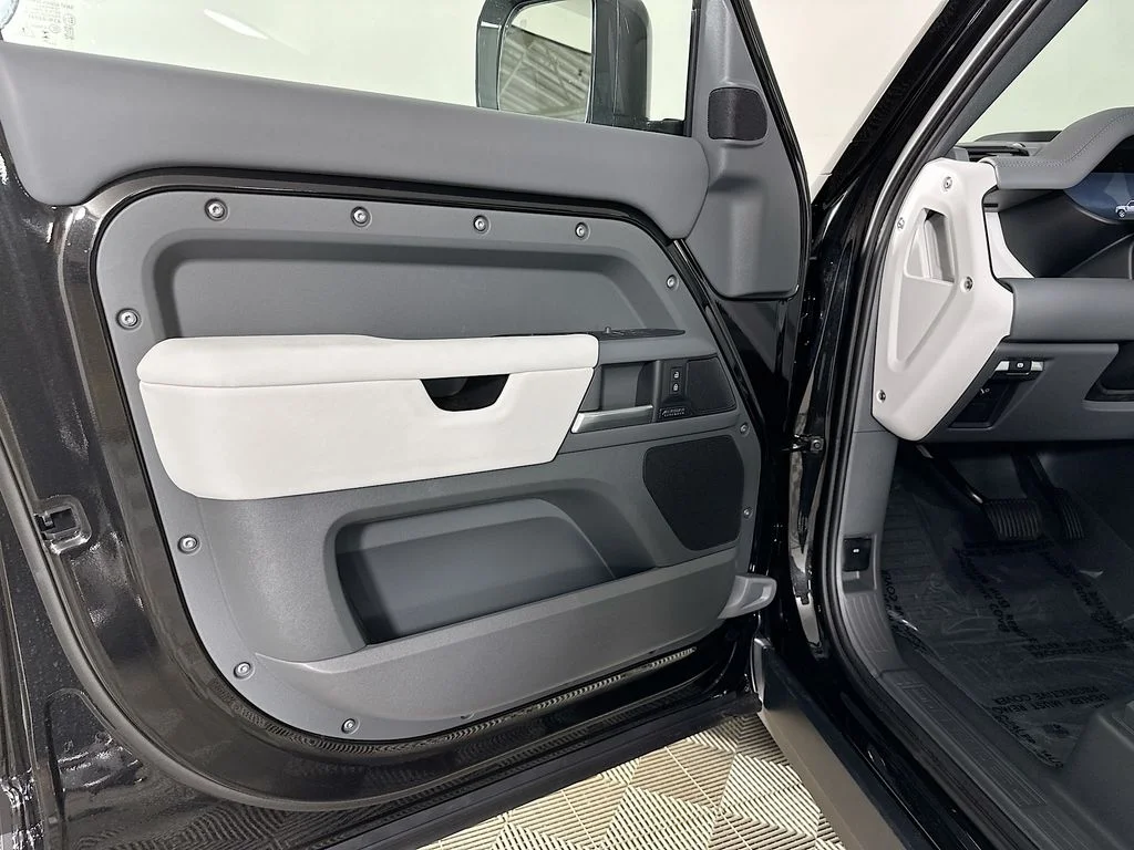 New 2026 Santorini Black Land Rover X-Dynamic SE image 22