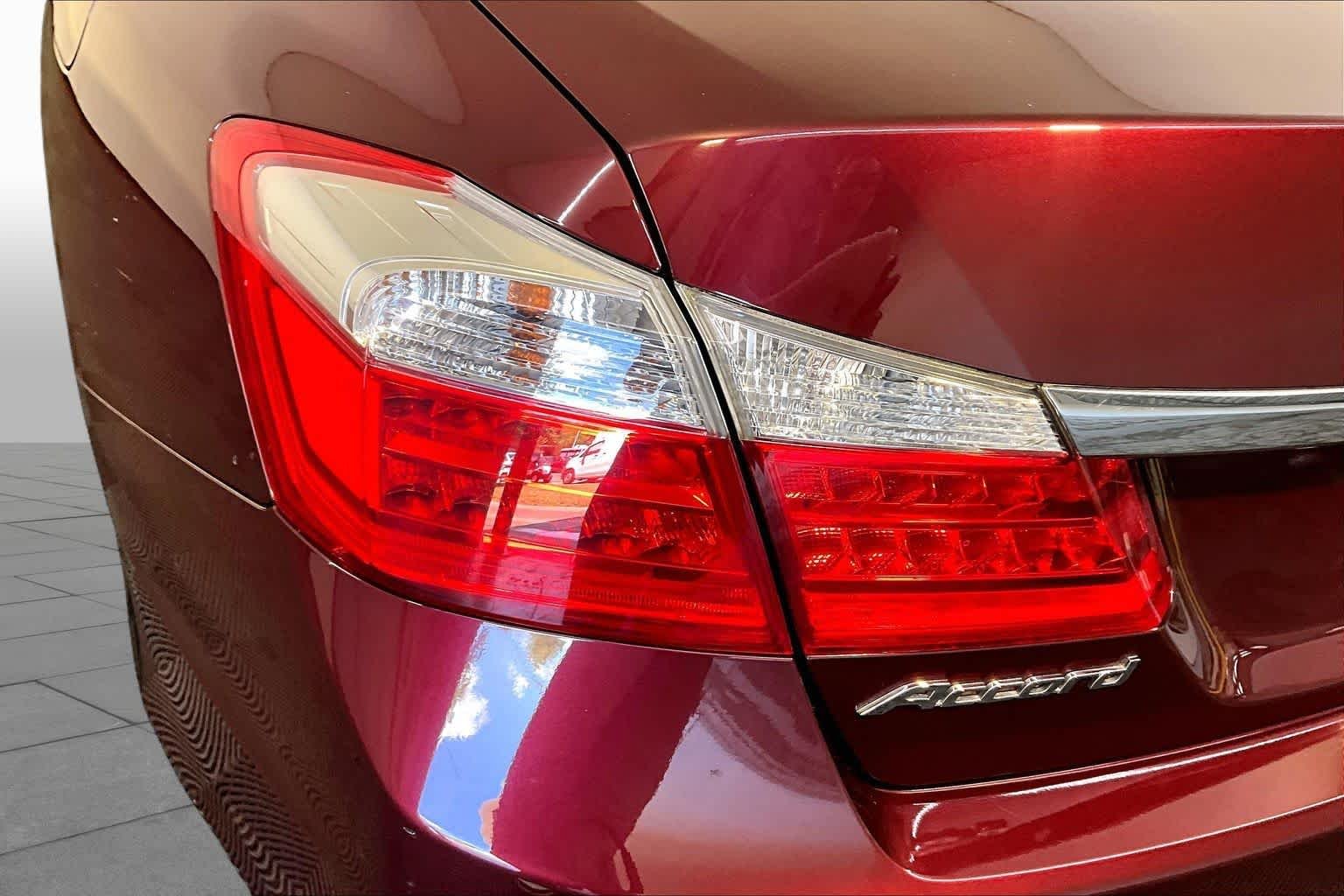 Used 2014 Alabaster Silver Metallic Honda EX-L image 28