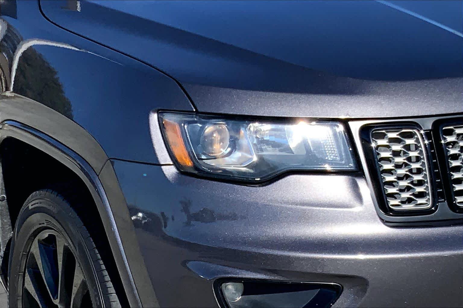 Certified Used 2018 Granite Crystal Metallic Clearcoat Jeep Altitude image 25