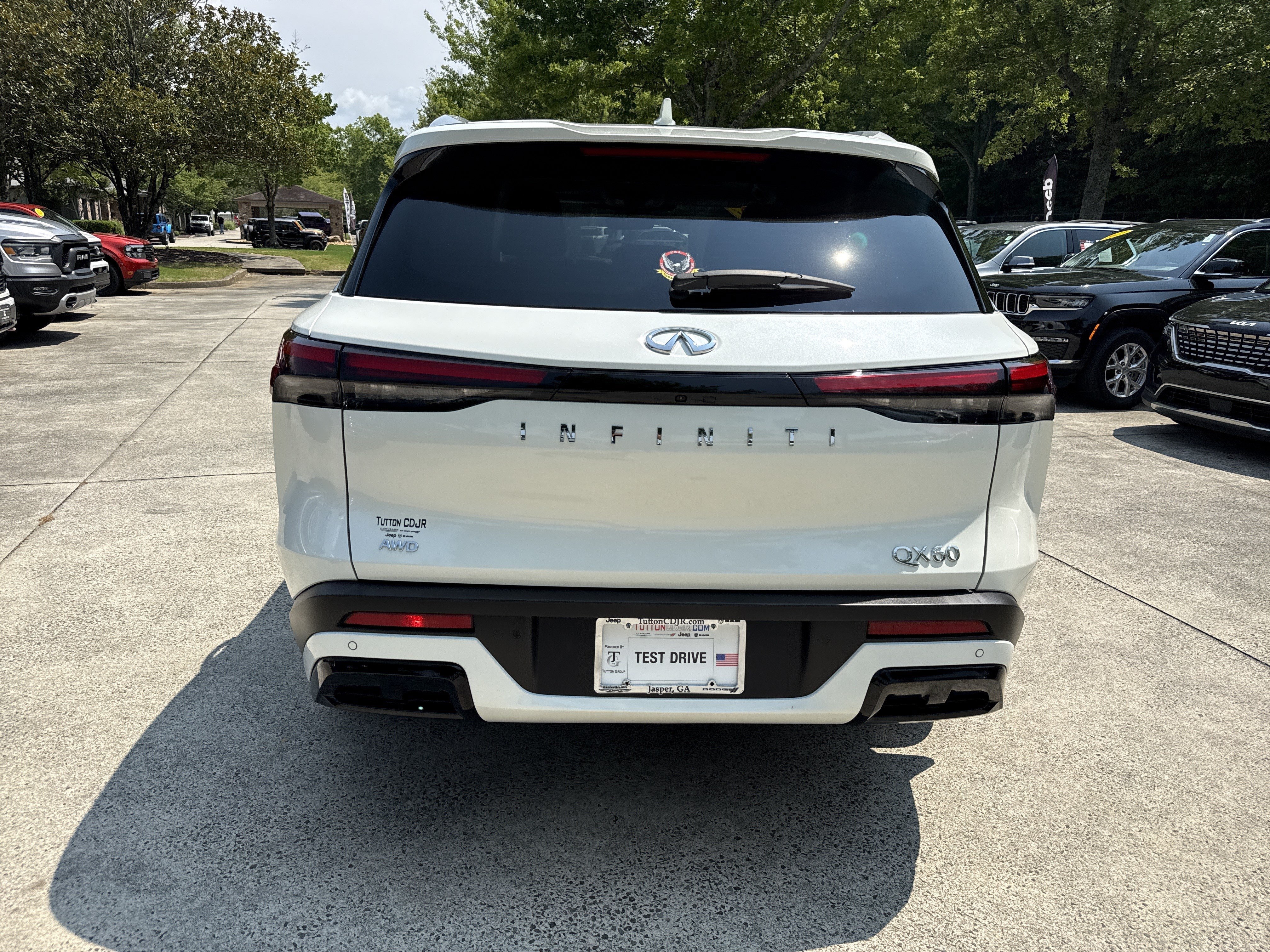 Used 2023 Majestic White INFINITI LUXE image 8