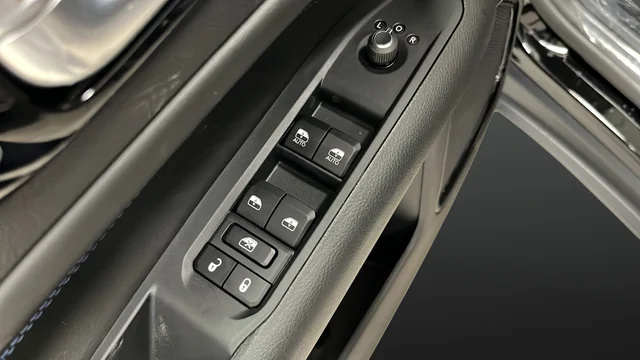 New 2026 Diamond Black Crystal Pearl-Coat Exterior Paint Jeep Latitude image 20