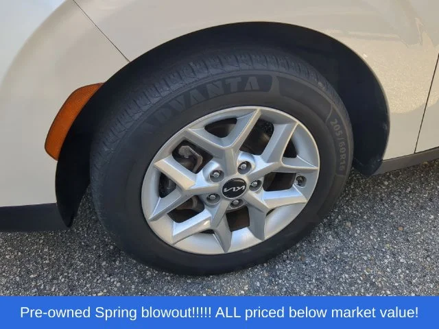 Used 2022 White Kia LX image 8