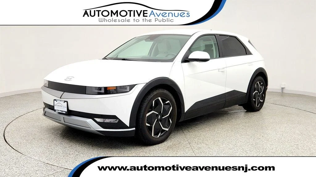 Used 2023 Atlas White Hyundai SEL AWD image 1