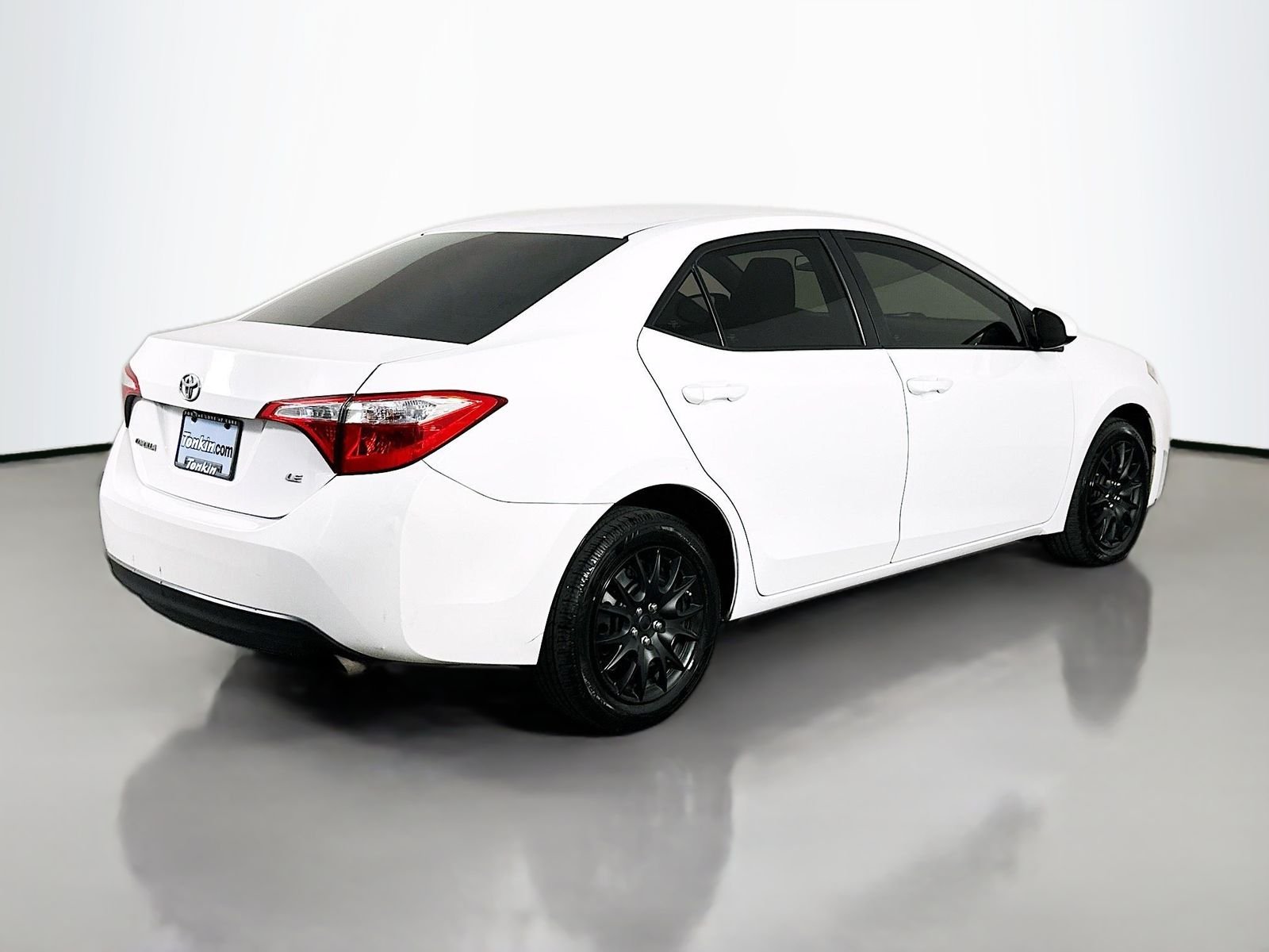 Used 2015 Super White Toyota LE image 8