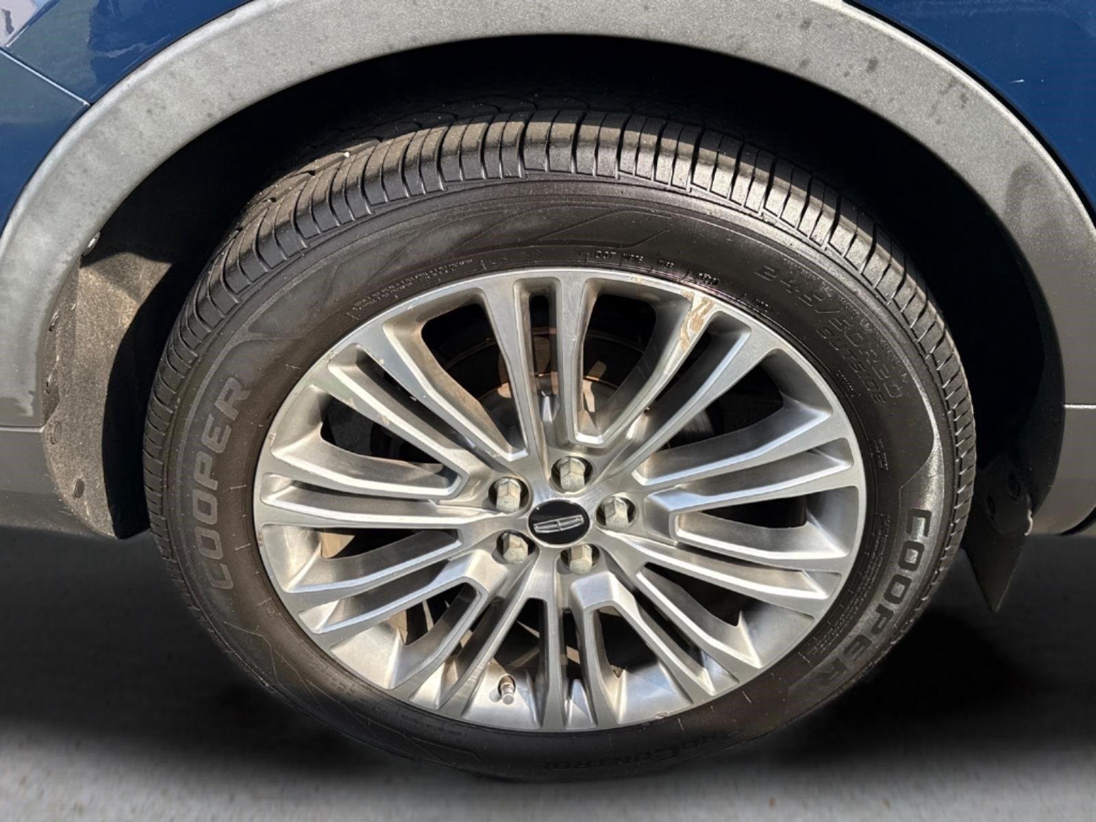 Used 2018 Blue Diamond Metallic Lincoln Reserve image 19