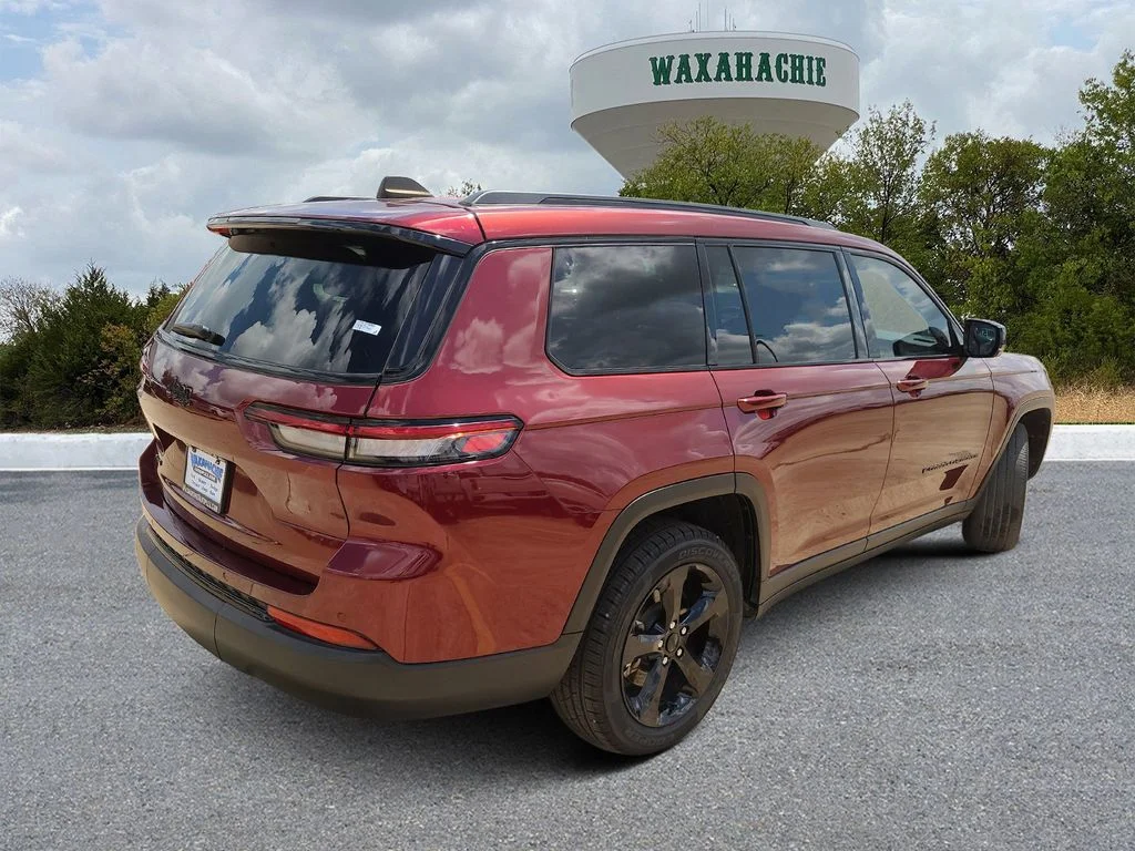Used 2023 Red Jeep Altitude image 5