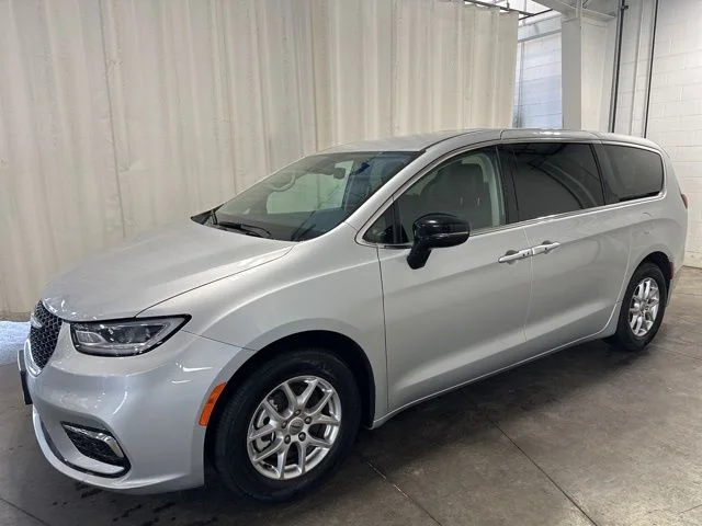 2024 Chrysler Pacifica Touring L's photo